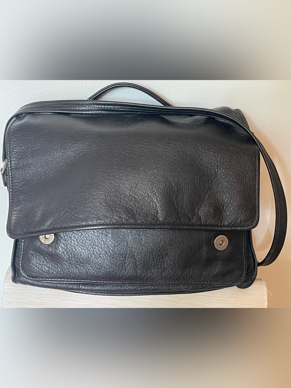 Vintage Supple Genuine Cow Leather Messenger Bag Excellent Condition 6 Compartms